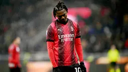 Pemain AC Milan, Rafael Leao, tertunduk lesu setelah ditaklukkan Inter MIlan dalam duel pekan ke-33 Serie A 2023/2024 di Stadion San Siro, Selasa (23/4/2024). (AFP/Marco Bertorello)