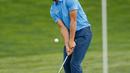Stephen Curry saat memukul bola di lubang 12 saat putaran salah satu Ellie Mae Classic di TCP Stonebrae di Hayward, California (3/8). (Lachlan Cunningham/Getty Images/AFP)
