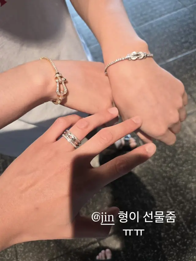 Cincin RM BTS hadiah dari Jin BTS yang serasi dengan gelang Jin bernilai ratusan juta. [@rkive]