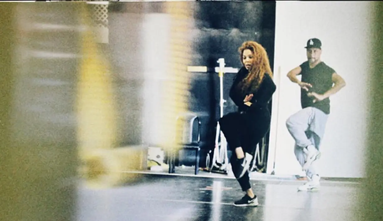 Dalam foto itu Janet menuliskan perasaan bahagianya karena bisa melanjutkan konser tur keliling dunia yang sempat tertunda beberapa waktu lalu. Penundaan kala itu karena menantikan kehadiran anak pertamanya. (Instagram/janetjackson)