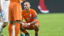 Gelandang  Belanda Wesley Sneijder tampak lesu setelah mengetahui timnya kalah dan gagal lolos selama pertandingan Grup A kualifikasi Euro 2016 di Amsterdam, Belanda, Rabu (14/10/2015). Belanda kalah dengan skor  2-3. (REUTERS/Toussaint Kluiters)