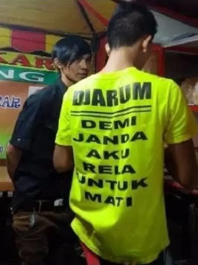 baju dengan tulisan nyeleneh