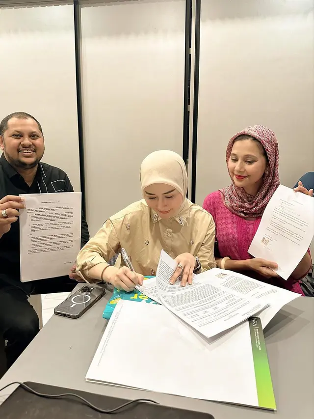 Potret Marrisya Icha didampingi kuasa hukum dan Ayu Azhari mencabut laporannya terhadap Medina Zein (Sumber: Instagram/@ayukhadijahazhari)