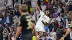 Gelandang Real Madrid Jude Bellingham berselebrasi setelah mencetak gol pertama timnya ke gawang Union Berlin dalam matchday 1 Grup C Liga Champions 2023/2024, di Santiago Bernabeu, Rabu malam (20/9/2023). (AP Photo/Manu Fernandez)