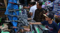 Seorang anak memilih mainan yang dijual di Pasar Gembrong, Jakarta, Jumat (8/7). Libur lebaran banyak dimanfaatkan orang tua untuk mengajak anaknya berbelanja aneka mainan murah. (Liputan6.com/Angga Yuniar)
