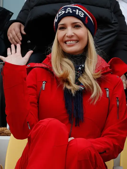 Penasihat senior Gedung Putih, Ivanka Trump menyapa penggemarnya saat menyaksikan pertandingan final Alpeneria Ski Jumping Center selama Olimpiade Musim Dingin Pyeongchang 2018 di Pyeongchang (24/2). (AFP Photo/Pool/Eric Gaillard)