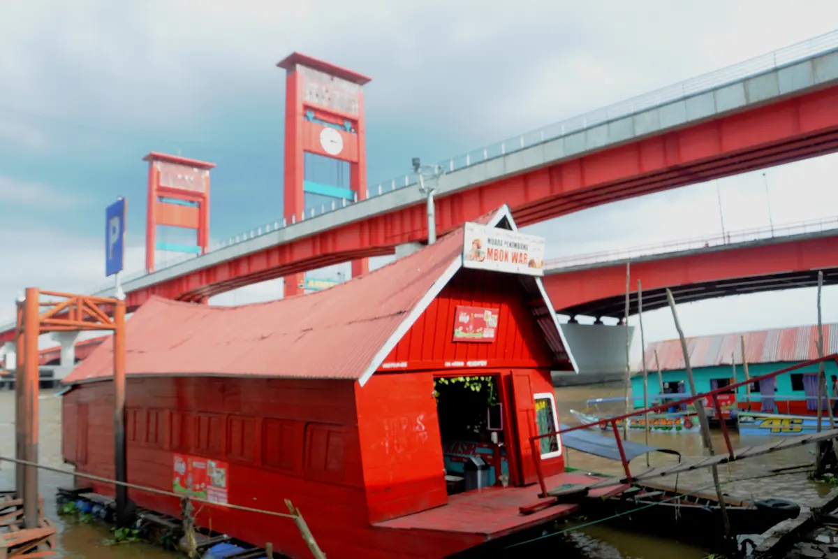 Warung Apung di Sungai Musi Sepi Pelanggan karena Kabut Asap