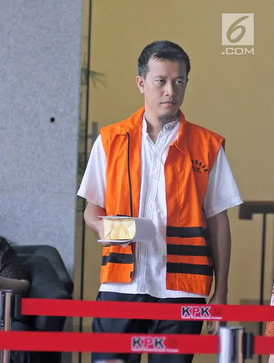 Raut wajah Komisaris PT Media Bangun Bersama Khairudin usai menjalani pemeriksaan di Gedung KPK, Jakarta, Kamis (1/2). Kahirudin dan Rita Widyasari diduga telah membelanjakan penerimaan hasil gratifikasinya. (Liputan6.com/Herman Zakharia)