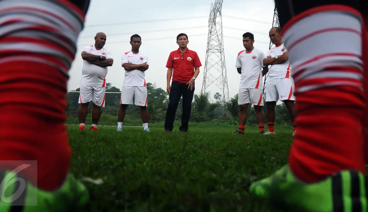 Presiden Persija, Ferry Paulus (tengah) memberikan arahan jelang latihan di NYTC Sawangan, Depok, Jumat (4/12/2015). Latihan ini persiapan memasuki babak delapan besar Piala Jenderal Sudirman. (Liputan6.com/Helmi Fithriansyah)