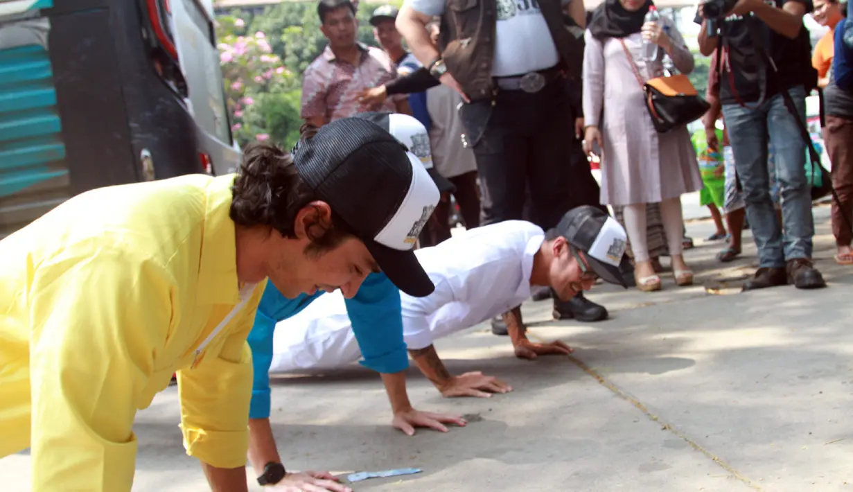 Semangat Tora Sudiro, Abimana, dan Vino G Bastian saat sedang push up dipinggir jalan. "‎Kalau hari ini mudah-mudahan siap, secara fisik sudah push up," tutur Tora. (Nurwahyunan/Bintang.com)