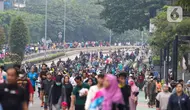Warga berolahraga di kawasan Bundaran HI, Menteng, Jakarta Pusat, Minggu (22/5). Pemerintah Pemprov DKI Jakarta kembali menggelar Hari Bebas Kendaraan Bermotor (HBKB) di sejumlah ruas jalan Ibu Kota. HBKB yang digelar pukul 06.00 – 10.00 tersebut dalam rangka meningkatkan kualitas udara di Jakarta. (Liputan6.com/Herman Zakharia)