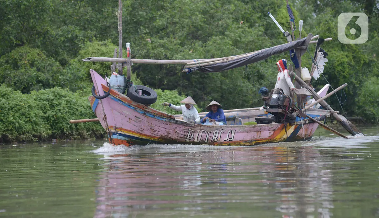 Nelayan pulang dari mencari ikan di Pesisir Pantai Jakarta, Muara Angke, Selasa (24/11/2020). BMKG memperkirakan cuaca ekstrem akan terjadi dalam sepekan ini, yang berimbas kepada nelayan untuk memilih pulang lebih awal dengan hasil tangkapan ikan yang tidak maksimal. (merdeka.com/Imam Buhori)