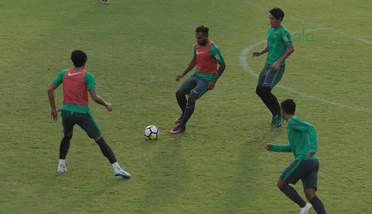 Aksi  Nelson Alom (tengah) saat melakukan umpan pada sesi latihan di Lapangan ABC Senayan, Jakarta (20/6/2018). Timnas melakukan persiapan untuk melawan Korea pada laga uji coba 23 Juni 2018. (Bola.com/Nick Hanoatubun)