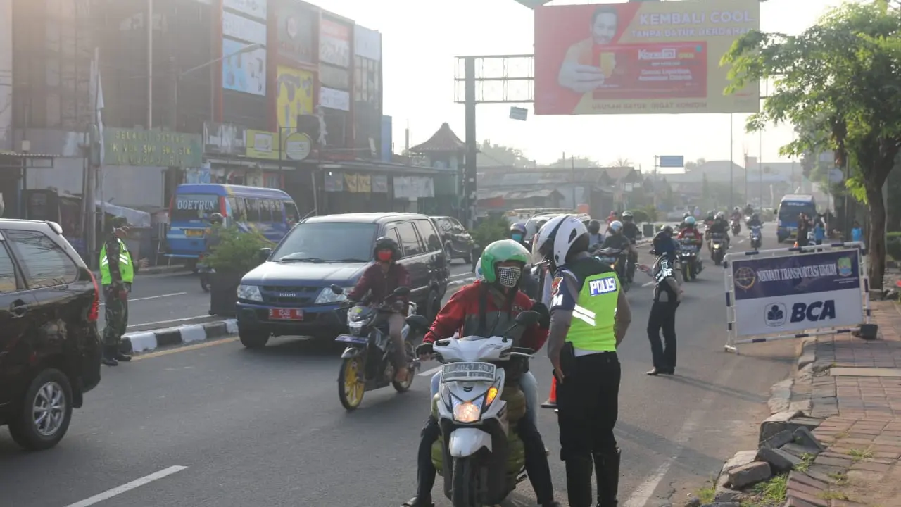 Petugas di titik check point memberi teguran kepada pengendara yang melanggar aturan PSB