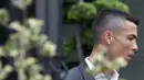 Bintang baru Juventus, Cristiano Ronaldo, saat tiba untuk menjalani tes kesehatan di area Stadion Allianz, Turin, Senin (17/7/2018). CR 7 hijrah dari Real Madrid ke Juventus. (AFP/Isabella Bonotto)