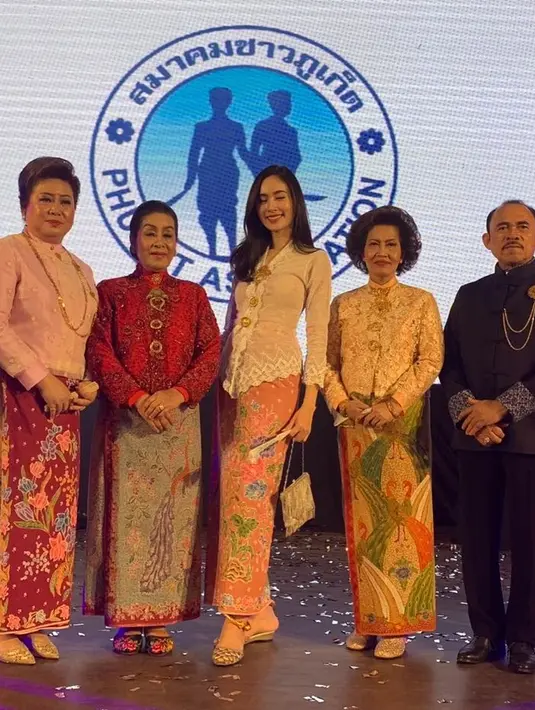 Model ini kerap disebut kebaya encim dan jadi ‘milik’ Betawi. Hal itu juga dikomentari follower asal Indonesia di postingan kebaya Nong Poy. [@poydtreechad]