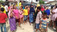 Antusiasnya Warga Saksikan Pemberian Marga Siregar bagi Kahiyang