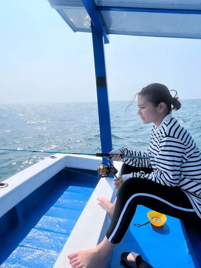 7 Potret Prilly Latuconsina yang Hobi Mancing, Perdana Dapat Ikan GT di Laut