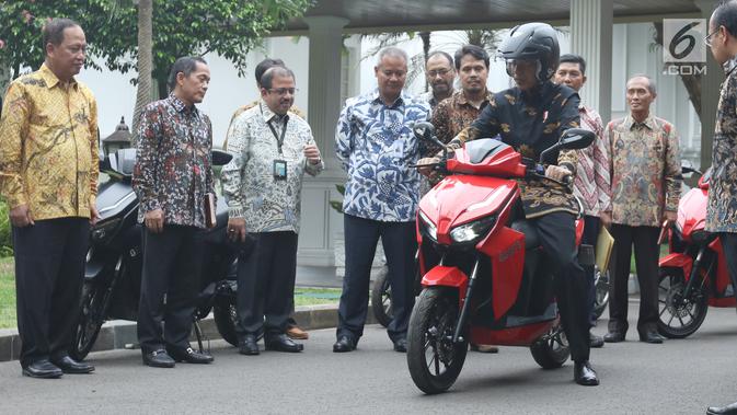 Presiden Joko Widodo (Jokowi) menjajal sepeda motor listrik Gesits di Istana Merdeka, Jakarta, Rabu (7/11). Motor listrik ini merupakan hasil kerja sama Garansindo dengan Institut Teknologi Sepuluh Nopember (ITS). (Liputan6.com/Angga Yuniar)