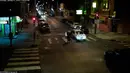Petugas polisi Jesse Hartnett terlihat mengejar pelaku penembakan di Philadelphia, Pennsylvania, USA (8/1). Petugas polisi, Jesse Hartnett mengalami luka tembakan cukup serius. (REUTERS/Philadelphia Police Department)