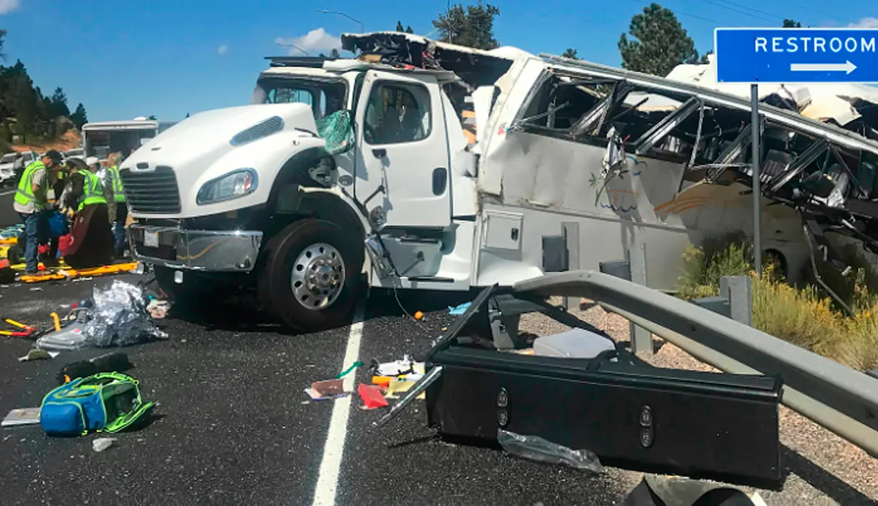 Kondisi bus wisata berisi turis China yang mengalami kecelakaan di dekat Taman Nasional Bryce Canyon, barat daya Utah, Amerika Serikat, Jumat (20/9/2019). Di tengah perjalanan, bus keluar dari jalan raya dan terguling menabrak pagar pengaman. (Spenser Heaps/The Deseret News via AP)