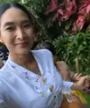 Happy Salma terlihat mengunggah story di Instagramnya, bersama keluarganya mengenakan kebaya putih polos dengan detail bros emas yang dikaitkan di bagian tengah dada, dengan selendang bernuansa cokelat, dan kain sebagai bawahan. Foto: Instagram.