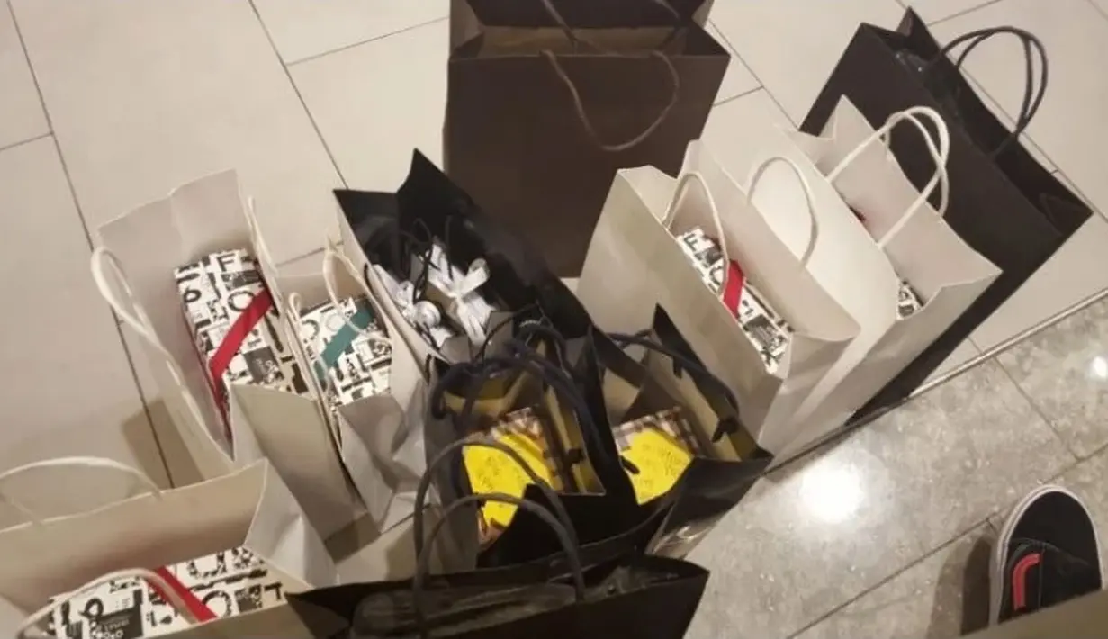 Sana TWICE pernah mendapatkan hadiah-hadiah yang super mahal. Ia mendapatkan hadiah berupa jam tangan hingga dompet, total hadiah yang ia terima adalah Rp 280 juta. (Foto: koreaboo.com)