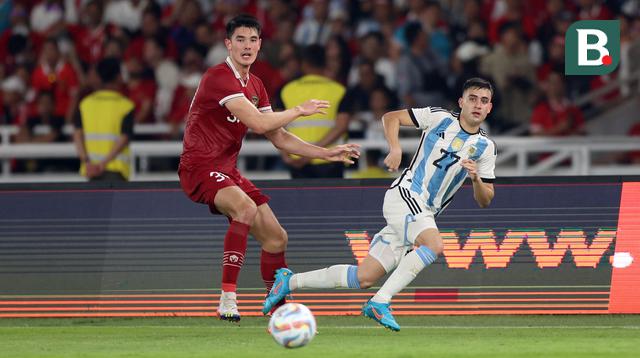 Bek Timnas Indonesia, Elkan Baggott, mengawal pergerakan pemain Timnas Argentina, Facundo Buonanotte, dalam laga FIFA Matchday di Stadion Utama Gelora Bung Karno, Senayan, Jakarta, Senin (19/6/2023). (Bola.com/Bagaskara Lazuardi)
