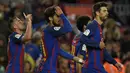 Striker Barcelona, Paco Alcacer, merayakan gol yang dicetaknya ke gawang Osasuna pada laga La Liga di Stadion Camp Nou, Barcelona, Rabu (26/4/2017). Barcelona menang 7-1 atas Osasuna. (AFP/Lluis Gene)