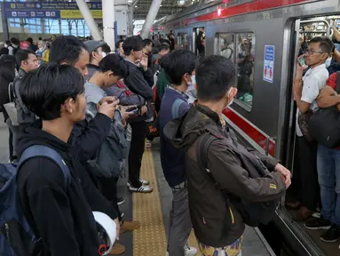 Suasana kepadatan pengguna kereta Commuter Line saat menunggu waktu keberangkatan di Stasiun Manggarai, Jakarta, Selasa (4/2/2025). (Liputan6.com/Herman Zakharia)