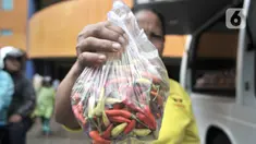 Warga membeli cabai rawit merah saat Operasi Pasar Murah di Pasar Senen, Senin (3/2/2020). Harga cabai rawit merah dijual Rp40.000 per kilogram, lebih murah dibandingkan harga pasar saat ini mencapai 90 ribu per kilogram. (merdeka.com/Iqbal Nugroho)