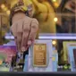 Pegawai menunjukkan emas batangan yang tersusun dalam etalase di Galeri 24, Jakarta, Selasa (13/9/2022). Harga emas Antam hari ini naik Rp 3.000 dibandingkan perdagangan sehari sebelumnya. (Liputan6.com/Angga Yuniar)