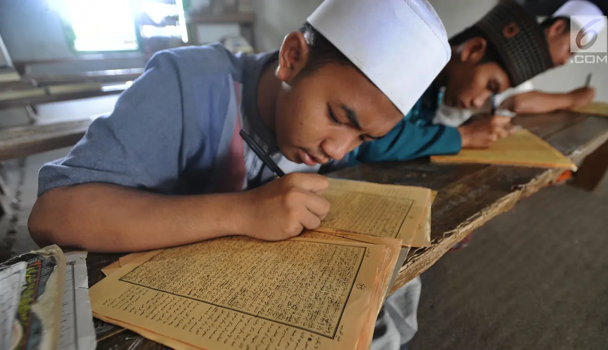 Beberapa santri memaknai Kitab Kuning saat mengaji 'Kilatan Kitab' di Pondok Pesantren Almiizan, Kabupaten Bogor, Senin (21/5). Ngaji kitab kuning ini merupakan tradisi di pondok pesantren pada saat bulan Ramadan. (Merdeka.com/Arie Basuki)