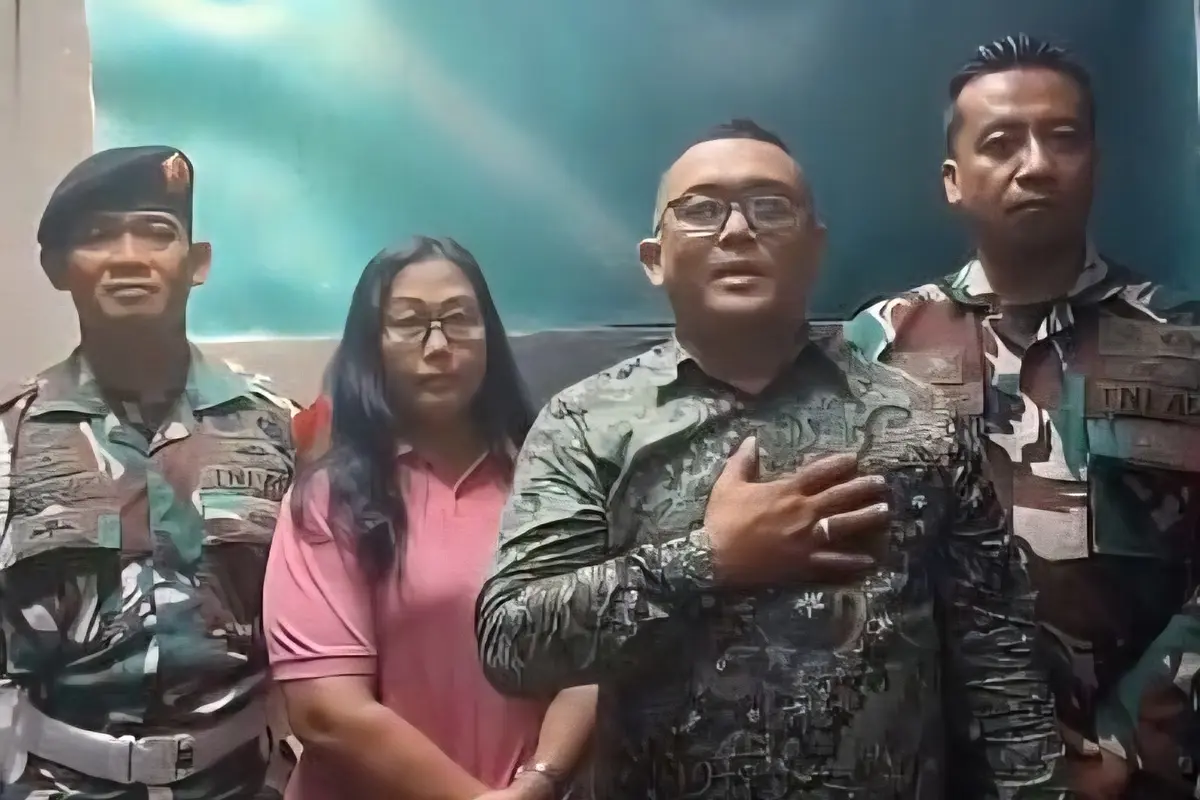 Anggota Kodim 0508/Depok saat mendatangi kediaman Saiful Anwar yang mengaku anggota TNI saat melawan arah di dekat Stasiun Depok.