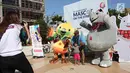 Warga berfoto dengan maskot Asian Games 2018 Bhin-Bhin (kiri) dan Atung saat hari bebas kendaraan bermotor di kawasan Bundaran HI, Jakarta, Minggu (1/4). (Liputan6.com/Arya Manggala)