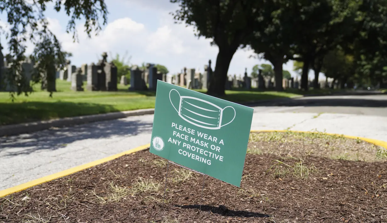 Poster imbauan mengenakan masker atau penutup wajah terlihat di sebuah taman pemakaman di New York, AS (29/7/2020). Kematian akibat COVID-19 di AS telah menembus angka 150.000 pada Rabu (29/7), tepatnya 150.034 hingga pukul 15.35 waktu setempat atau Kamis (30/7) pukul 02.35 WIB. (Xinhua/Wang Ying)