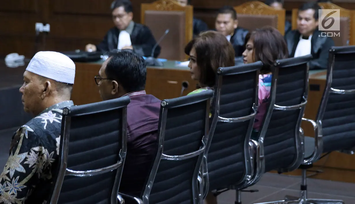 Tersangka suap DPRD Sumut, Rijal Sirait, Fadly Nurzal, Rooslynda Marpaung dan Rinawati Sianturi (kiri ke kanan) mengikuti sidang perdana di Pengadilan Tipikor, Jakarta, Rabu (21/11). Sidang mendengar pembacaan dakwaan. (Liputan6.com/Helmi Fithriansyah)