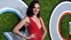 Aktris Gal Gadot menghadiri perayaan GQ Man of the Year Awards di Los Angeles, 7 Desember 2017. Gal Gadot sang pemeran Wonder Woman tersebut memesona dalam balutan gaun merah dengan desain unik. (Photo by Chris Pizzello/Invision/AP)