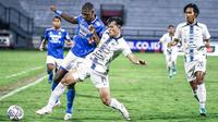 Bek andalan PSIS Semarang, Alfeandra Dewangga, coba mencuri bola dari kaki penyerang Persib Bandung, Bruno Cantanhede. (Dok. PSIS Semarang)