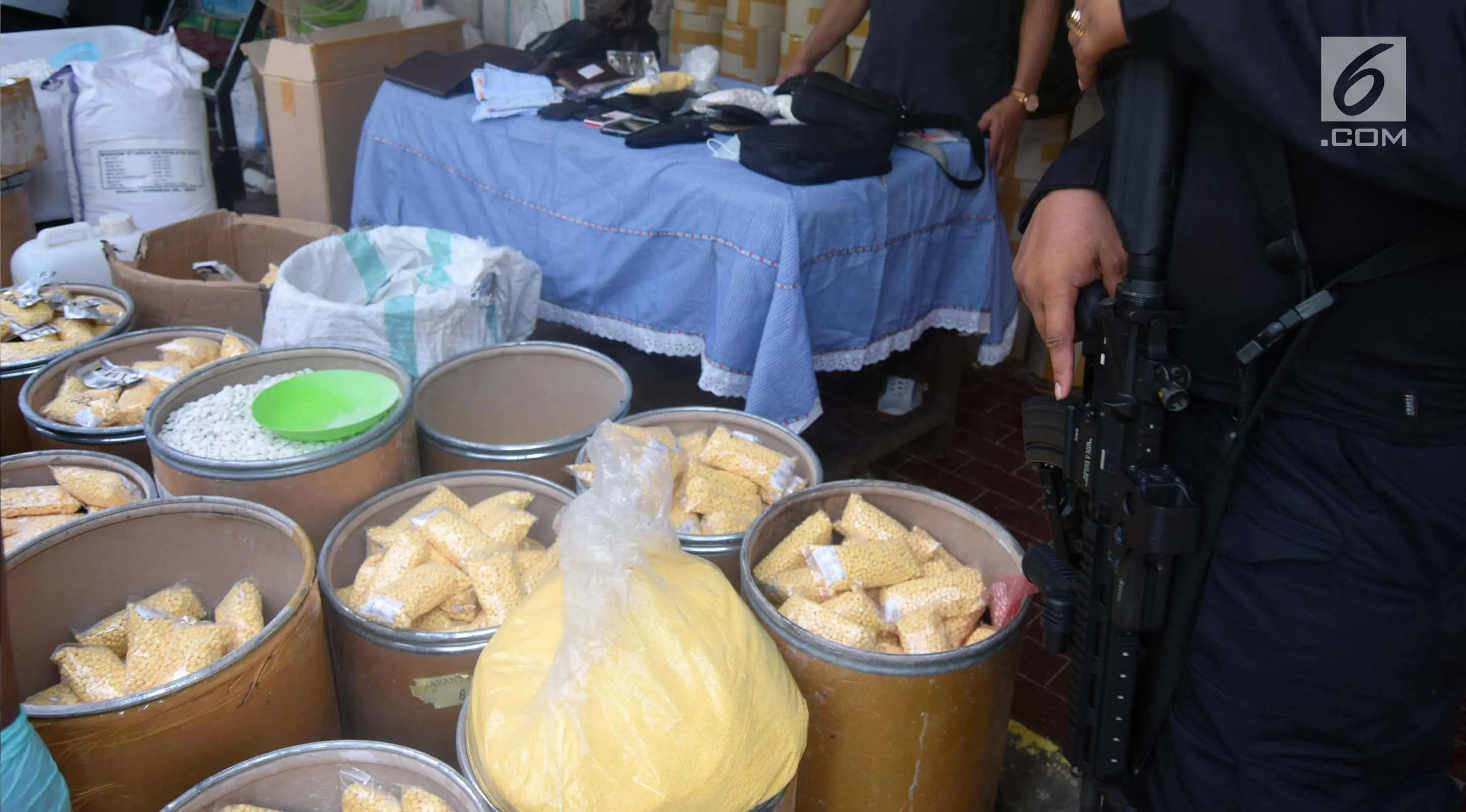 Barang bukti ditunjukkan saat pengungkapan kasus pabrik pil terlarang jenis Paracetamol Caffein Carisoprodol (PCC) di Semarang, Jawa Tengah, Senin (4/12). Selain meringkus dua tersangka utama, BNN menyita 13 juta butir pil PCC. (Liputan6.com/Gholib)