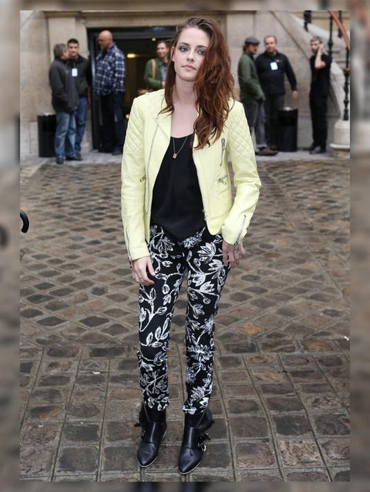 Lihat betapa menawannya Kristen Stewart dengan jaket kulit warna terang dipadukan dengan outfit hitam-hitamnya dan celana berpola bunga. Dilengkapi leather boots warna hitam, penampilannya pun tetap tomboy namun manis. (celebitchy.com)