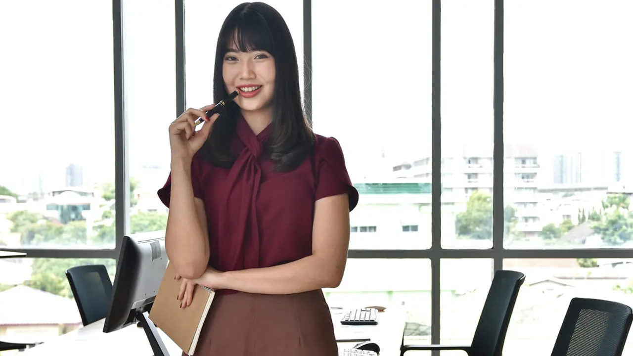 perempuan kerja baju merah