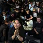 Rakyat Thailand berdoa saat menunggu kedatangan mobil jenazah Raja Thailand Bhumibol Adulyadej di depan Grand Palace, Bangkok, Thailand, Jumat (14/10). (REUTERS / Athit Perawongmetha)
