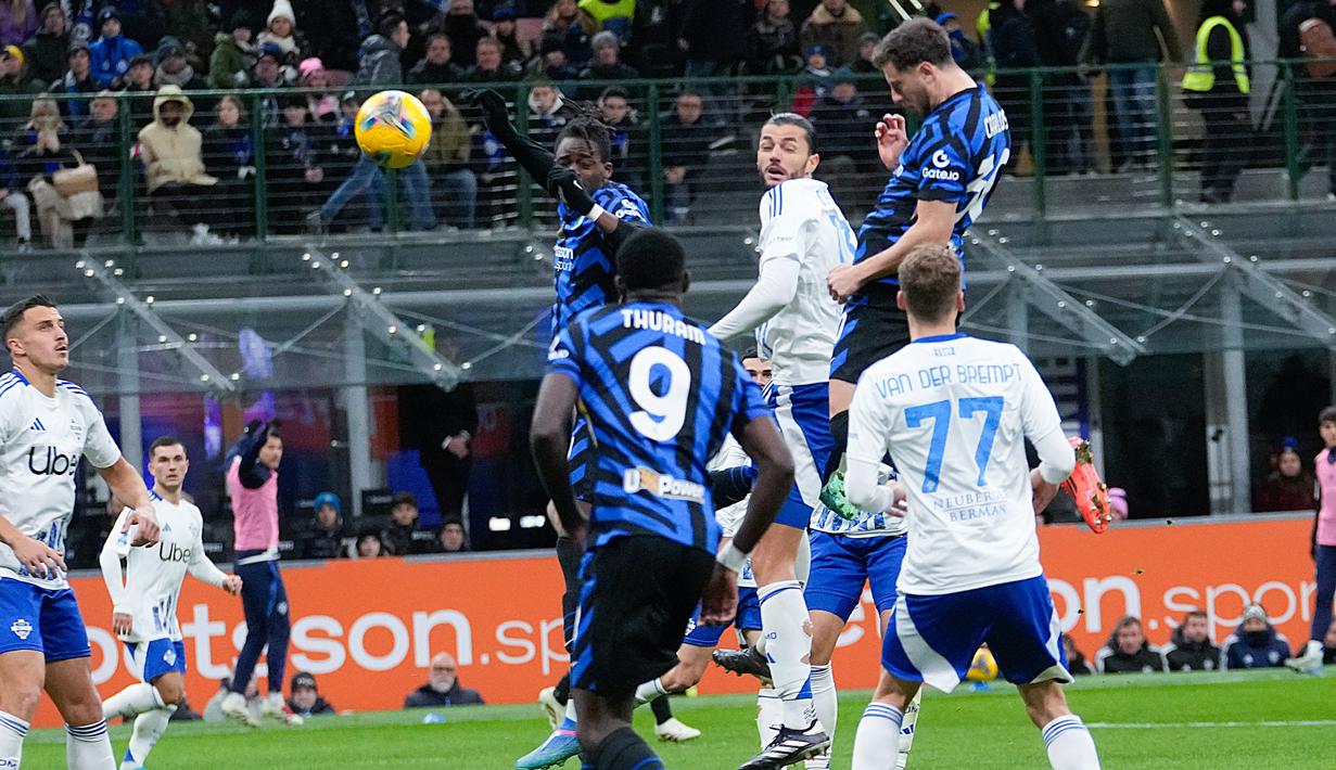 Dengan perbedaan peringkat yang begitu jauh, Como 1907 mampu mengejutkan Inter Milan. Como mampu membuat Inter Milan kesulitan mengembangkan variasi serangan. (AP Photo/Luca Bruno)