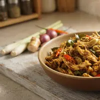Resep Ayam Suwir Serai yang Harum dan Pedas. Foto: AI Generated
