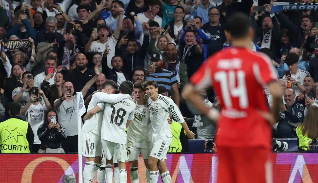 Para pemain Real Madrid merayakan gol kedua yang dicetak oleh penyerang Real Madrid asal Brasil, Vinicius Junior, selama pertandingan leg kedua babak playoff 16 besar Liga Champions 2025/2026 melawan SL Benfica di Stadion Santiago Bernabeu pada Rabu 25 Februari 2026 waktu setempat atau Kamis (26/2/2026) dini hari WIB. Real Madrid memastikan langkah ke babak 16 besar Liga Champions 2025/2026. (Thomas COEX/AFP)