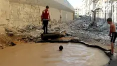 Sebuah lubang bekas ledakan bom di Suriah disulap menjadi kolam renang anak-anak.