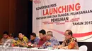 Ketua KPU Husnin Kamil Manik (kedua kiri) memberikan keterangan Pilkada Serentak 2017 di Jakarta, Senin (15/2/2016). Pilkada akan dilaksanakan Rabu 15 Februari 2017 di 101 daerah, 7 provinsi, 18 kota dan 76 kabupaten. (Liputan6.com/Helmi Fithriansyah)