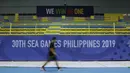 Seseorang melintas tribun venue bulutangkis SEA Games 2019 di Muntinlupa Sports Center, Manila, Sabtu (23/11). Cabang bulutangkis akan mulai bertanding pada Minggu (1/12). (Bola.com/M Iqbal Ichsan)