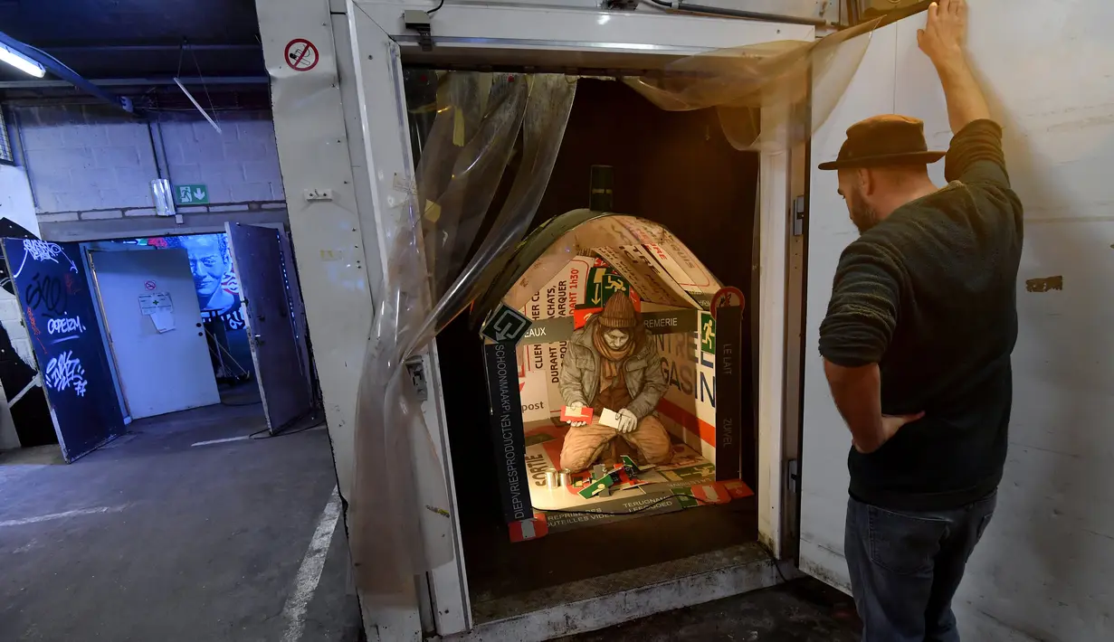 Seorang pria melihat karya seni jalanan yang ditampilkan di pameran "Strokar inside" di bekas supermarket di Brussels (5/9). "Strokar inside" adalah platform seni urban internasional yang diubah menjadi "Supermarket versi 4.0". (AFP Photo/Emmanuel Dunand)
